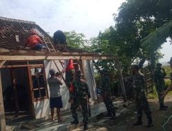 Ratusan Personil Gabungan TNI-Polri Madiun Bantu Atasi Dampak Bencana Puting Beliung.