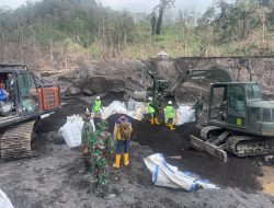 Personel TNI Dari Berbagai Satuan, Berkolaborasi Bikin Tanggul di Bibir Sungai Dusun Kamarkajang
