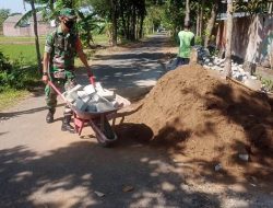 Sertu Gunadi Anggota Koramil 0810/02 Bagor Melaksanakan Karya Bakti di Desa Sekarputih Kecamatan Bagor