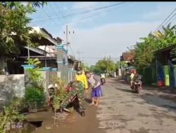 Kepedulian Anggota Koramil Bagor Bersama Warga Laksanakan Karya Bakti di Desa Kutorejo