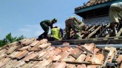 Koptu Edy Suryanto Bersama Warga Kerja Bakti Ganti Atap Masjid