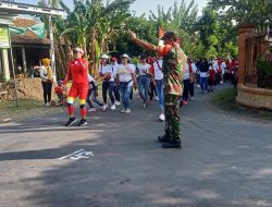 Partisipasi Babinsa Desa Drenges Kecamatan Kertosono Pengamanan Jalan Sehat di Wilayahnya