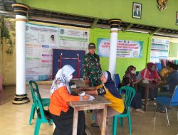 Berikan rasa aman, nyaman Serda Suyitno Babinsa Koramil 07/Patianrowo dampingi Vaksinasi di Desa binaannya.