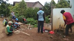 Babinsa Desa Siwalan Kerja Bakti bantu warga binaan buat ram bambu untuk penahan tanah