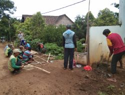 Babinsa Desa Siwalan Kerja Bakti bantu warga binaan buat ram bambu untuk penahan tanah