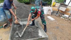 Babinsa Desa Ngliman Bergotong Royong Dengan Warga Binaan Membangun Rumah Di Desa Ngliman