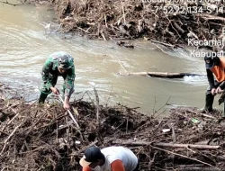 Sinergitas TNI – Polri dan Unsur Terkait di Kabupaten Ponorogo Dalam Pembersihan Aliran Sungai